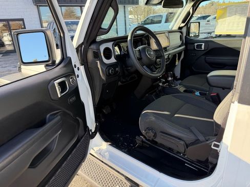 Used 2025 Jeep Wrangler Sport image 17