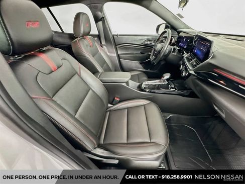 Used 2025 Chevrolet Trax RS w/ Sunroof Package FWD image 27