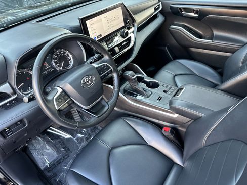 Used 2023 Toyota Highlander XLE image 9