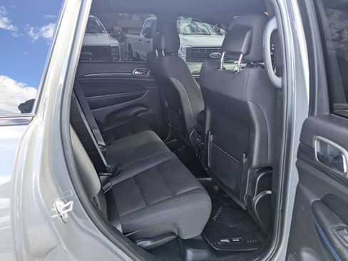 Used 2020 Jeep Grand Cherokee Laredo image 28