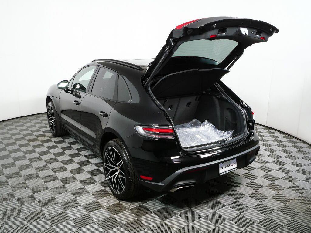 Certified 2026 Porsche Macan AWD/4WD image 31