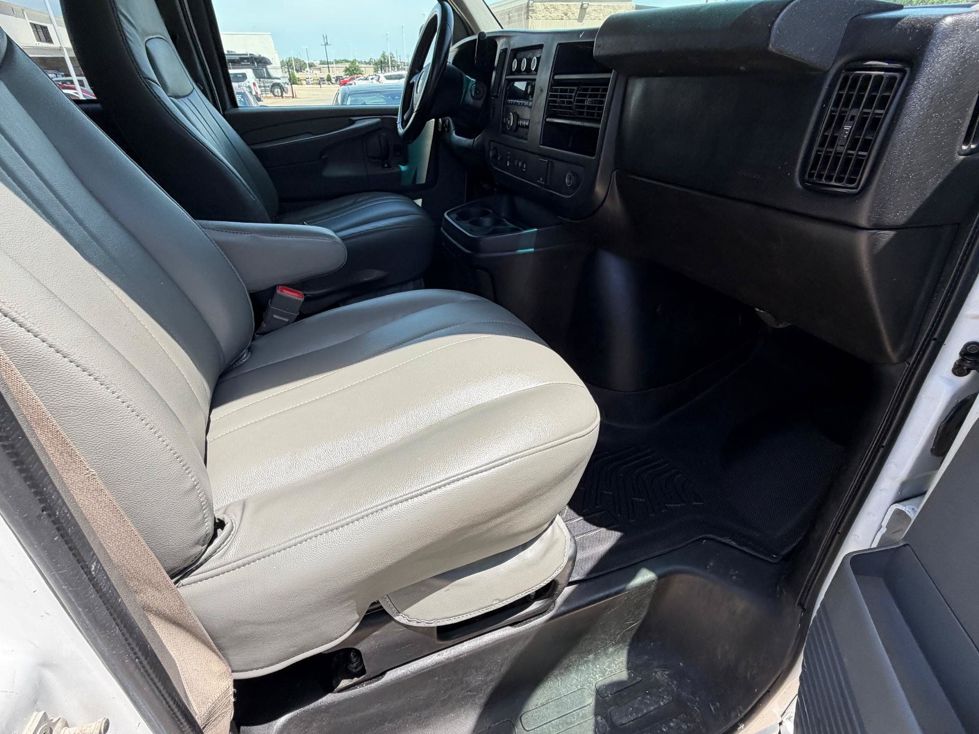 Used 2015 Chevrolet Express 2500 LT w/ LT Preferred Equipment Group RWD image 21