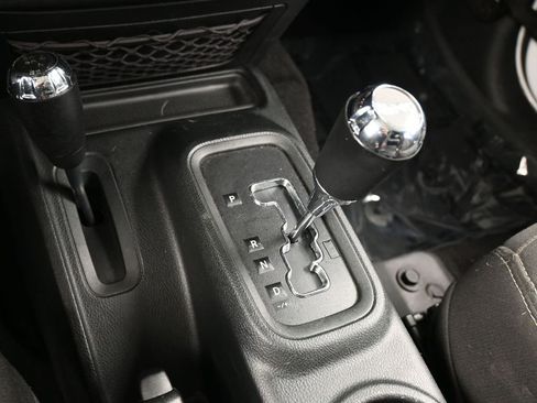 Used 2018 Jeep Wrangler Unlimited Sahara w/ Connectivity Group image 18