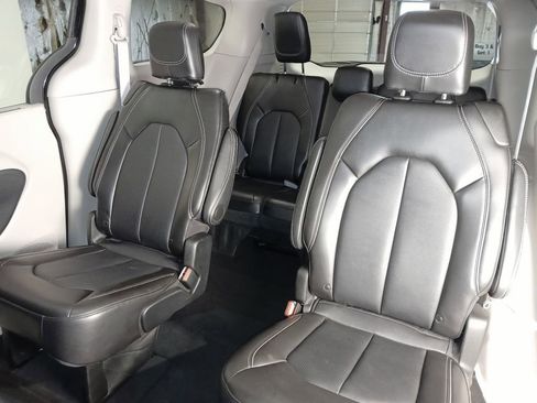 Used 2024 Chrysler Pacifica Touring-L FWD image 13
