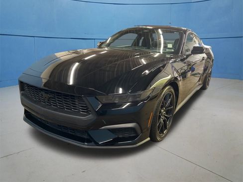 Used 2025 Ford Mustang Coupe image 4