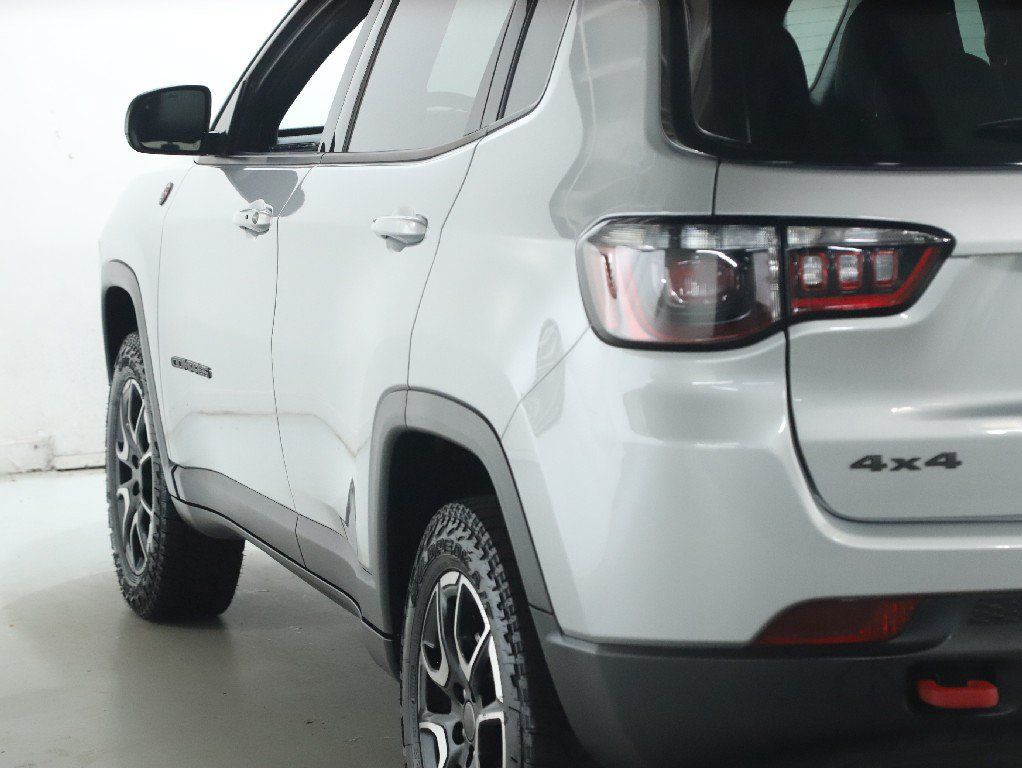 Used 2025 Jeep Compass Trailhawk AWD/4WD image 41