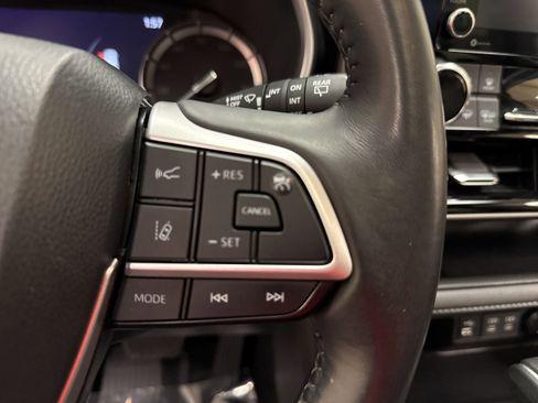 Used 2022 Toyota Highlander XLE image 32