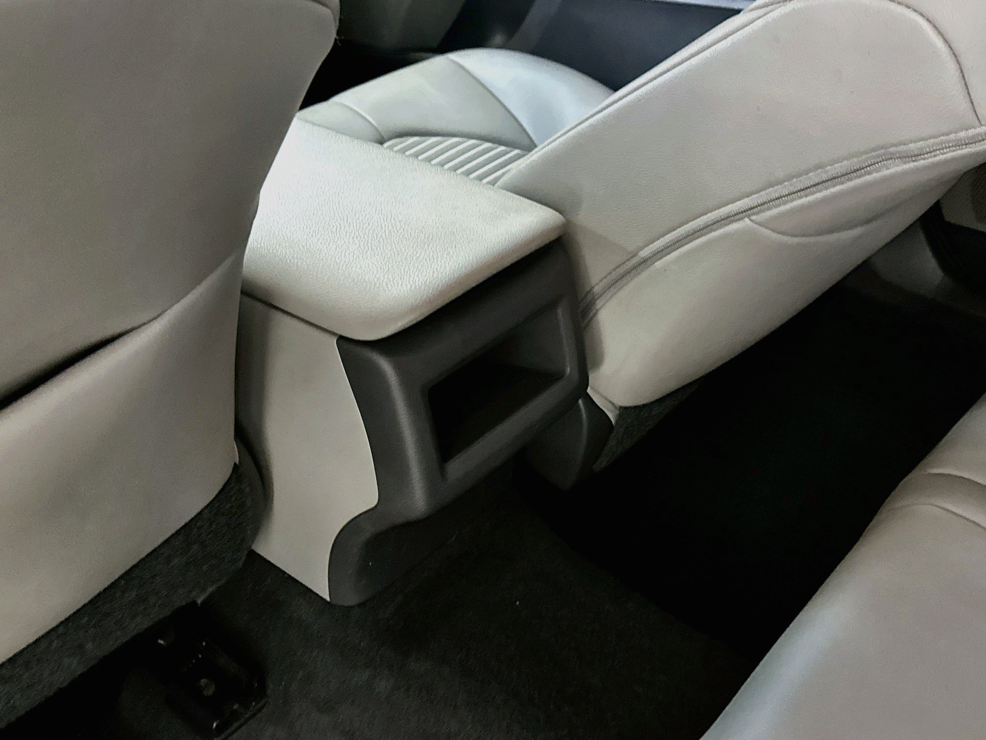 Used 2019 Toyota Camry SE w/ Carpet Mat Package FWD image 28