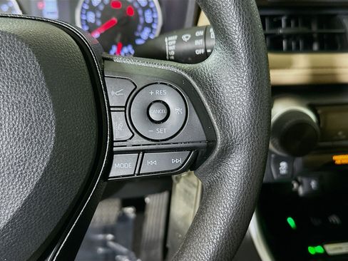 Used 2021 Toyota RAV4 LE image 17