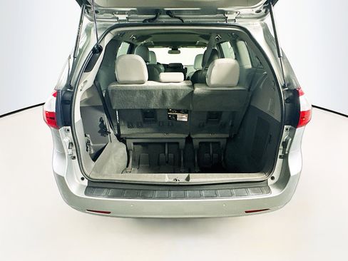 Used 2019 Toyota Sienna XLE image 32