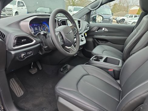 New 2026 Chrysler Pacifica Select image 3