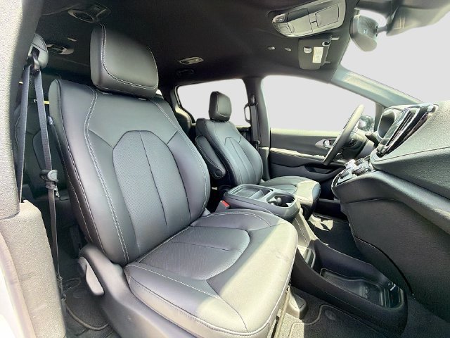 New 2027 Chrysler Pacifica Select FWD image 30