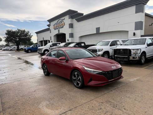 Used 2023 Hyundai Elantra SEL w/ Convenience Package FWD image 2