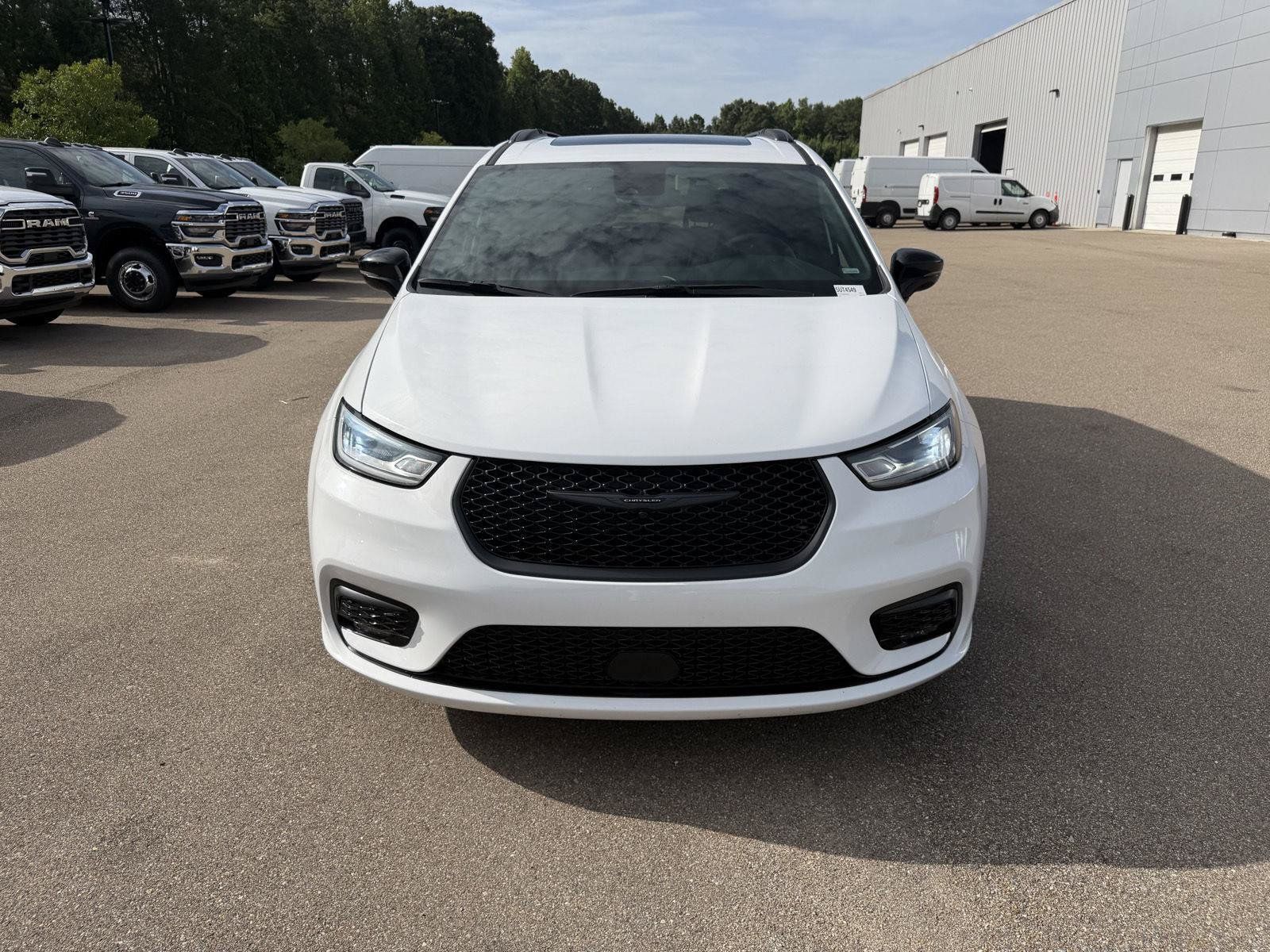 Used 2025 Chrysler Pacifica Limited FWD image 2
