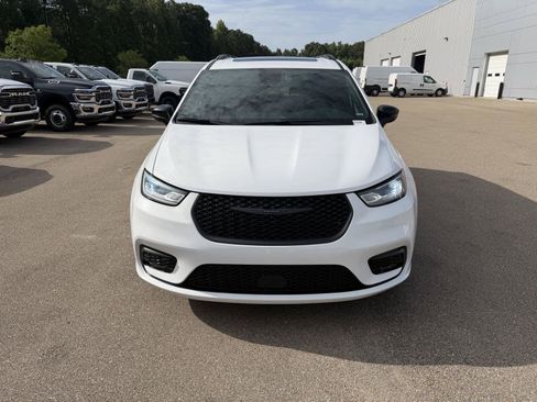 Used 2025 Chrysler Pacifica Limited FWD image 2