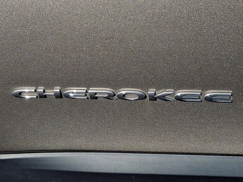 Certified 2021 Jeep Cherokee Latitude Lux w/ Sun & Sound Group image 32