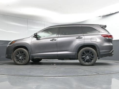 Used 2019 Toyota Highlander SE w/ Carpet Mat Package (TMS) image 30