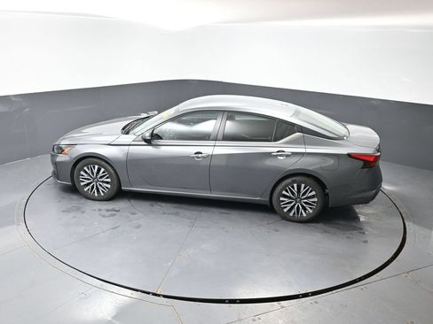 Used 2024 Nissan Altima 2.5 SV FWD image 19