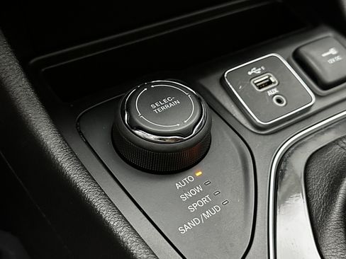 Used 2023 Jeep Cherokee Altitude Lux w/ Lux Elite Package image 18