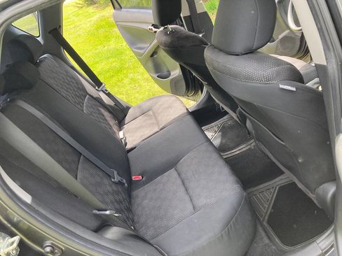 Used 2010 Pontiac Vibe w/ Preferred Package FWD image 6