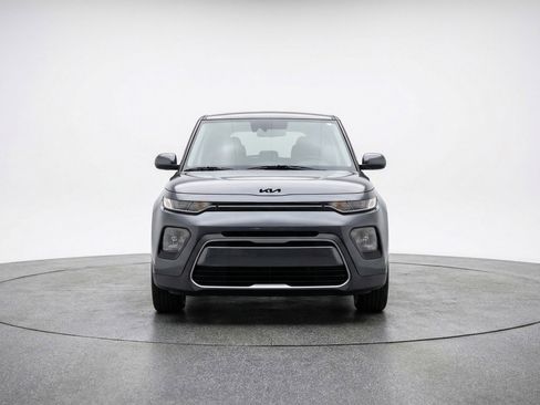 Used 2025 Kia Soul LX w/ LX Technology Package image 2