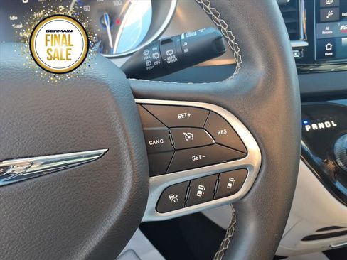 Used 2024 Chrysler Pacifica Touring-L image 15