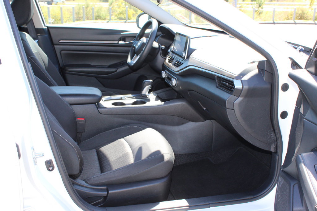 Used 2025 Nissan Altima 2.5 SV FWD image 9