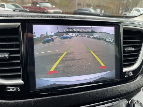 Used 2024 Chrysler Pacifica Touring-L image 12