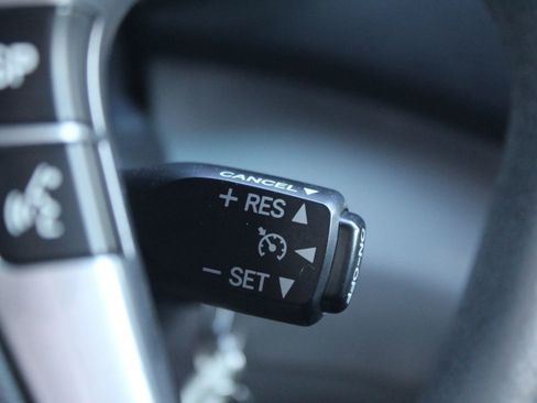 Used 2011 Toyota Highlander Hybrid w/ Cold Weather Pkg image 28