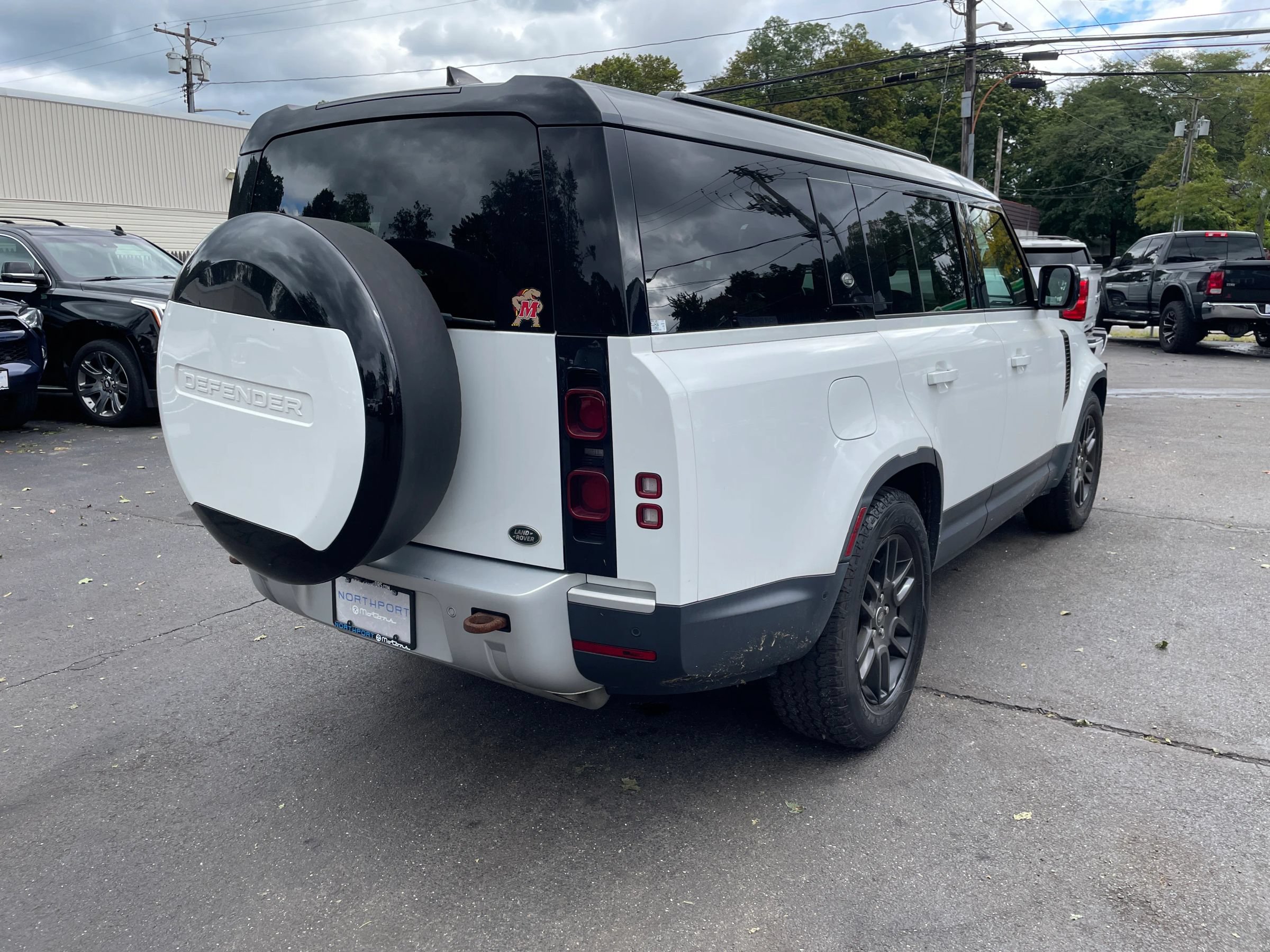 Used 2023 Land Rover Defender 130 SE AWD/4WD image 4