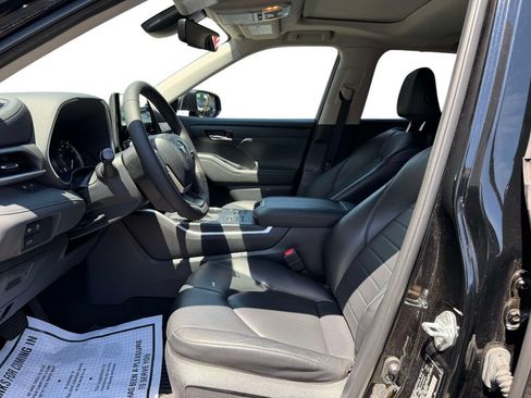 Used 2023 Toyota Highlander XLE AWD/4WD image 29