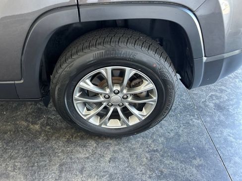 Used 2019 Jeep Cherokee Latitude Plus w/ Comfort/Convenience Group AWD/4WD image 24