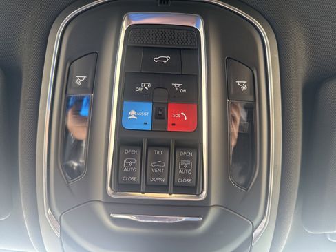 Used 2025 Jeep Grand Cherokee Limited w/ Luxury Tech Group II AWD/4WD image 17