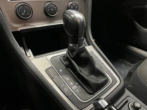 Used 2017 Volkswagen Golf S image 11