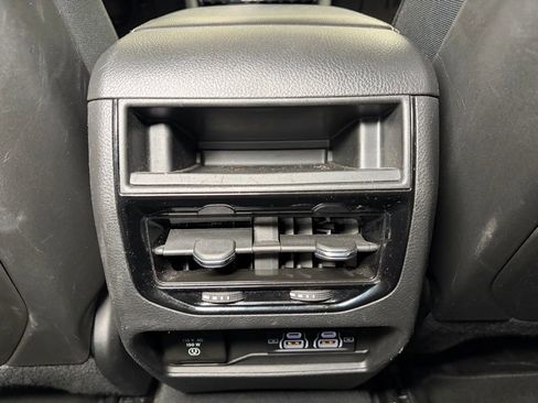 Used 2024 Jeep Grand Cherokee Altitude image 23