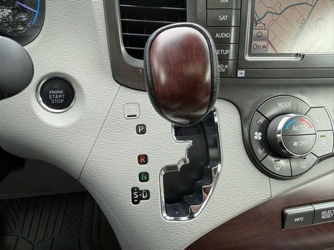 Used 2013 Toyota Sienna XLE w/ Premium Pkg image 18