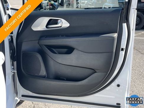 Certified 2025 Chrysler Pacifica Limited FWD image 24