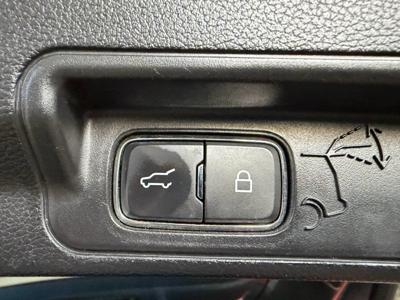 Used 2021 Ford Explorer Limited w/ Equipment Group 301A RWD image 16