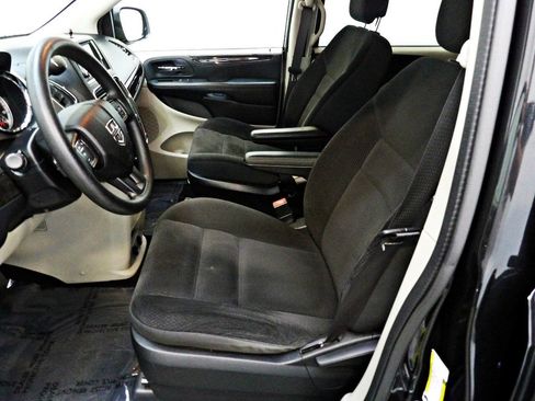 Used 2018 Dodge Grand Caravan SE w/ UConnect Hands-Free Group FWD image 8