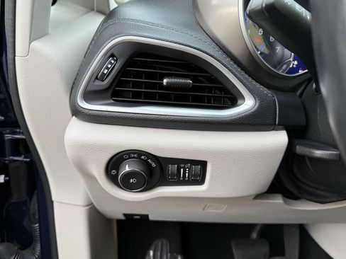 Used 2017 Chrysler Pacifica Limited w/ Tire & Wheel Group image 43