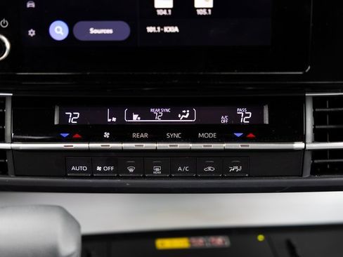 Used 2025 Toyota Sienna LE image 20