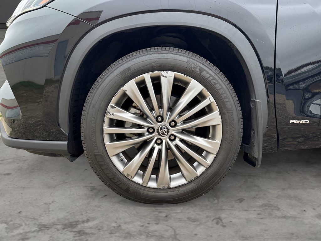 Certified 2022 Toyota Highlander Platinum AWD/4WD image 9