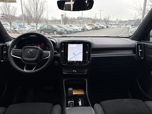 Used 2025 Volvo XC40 B5 Plus image 29