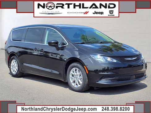 Certified 2023 Chrysler Voyager LX FWD image 1