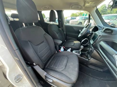 Used 2019 Jeep Renegade Latitude FWD image 44