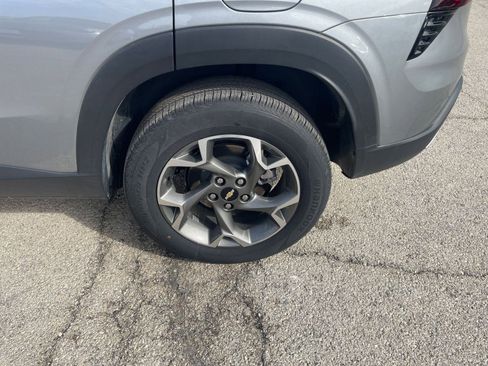 Used 2025 Chevrolet Trax LT w/ LT Convenience Package image 28