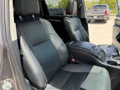 Used 2019 Toyota Highlander XLE AWD/4WD image 29