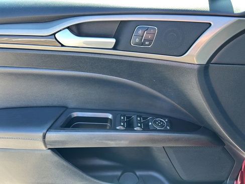 Used 2017 Ford Fusion SE w/ Fusion SE Technology Package image 14