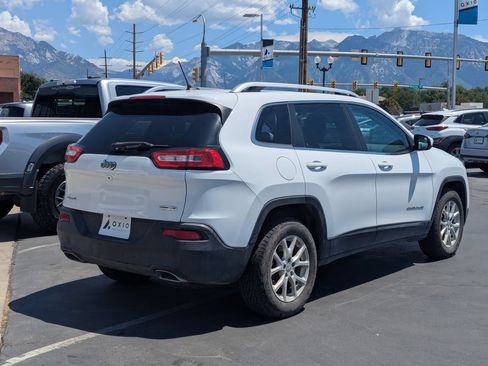 Used 2018 Jeep Cherokee Latitude w/ Cold Weather Group AWD/4WD image 4