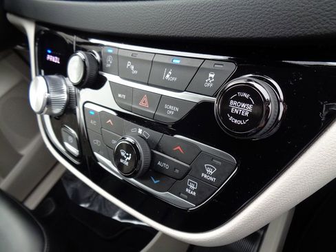 Certified 2024 Chrysler Pacifica Touring-L image 27